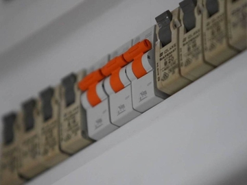 SKUPLJA struja za veću potrošnju i PRAZNE STANOVE: Utvrđene nove cijene električne energije u RS