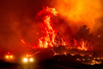 Čovjek gurnuo zapaljen auto u jarugu i izazvao jedan od najvećih požara u istoriji Kalifornije (FOTO/VIDEO)