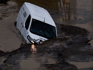 Stravične poplave u Španiji: Više osoba poginulo, traga se za nestalima (VIDEO)