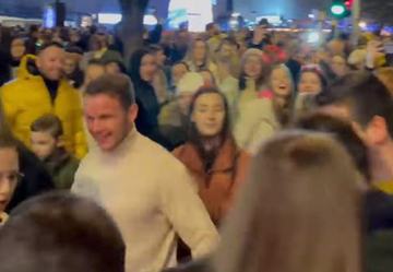 Stanivuković veselo ušao u Novu godinu: Zaigrao kolo sa Banjalučanima na Trgu Krajine 