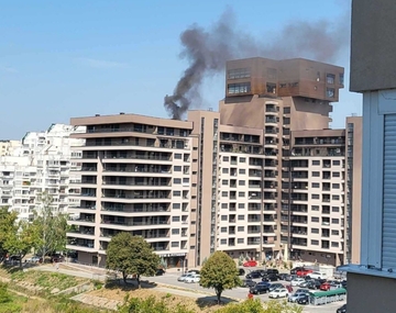 Veliki požar u Tuzli: Gori stan, vatrogasci na terenu