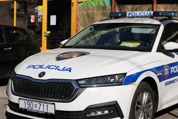 Policajac se povrijedio otvarajući vrata na službenom automobilu