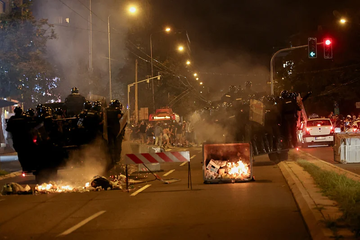 Burna noć u Srbiji: Policija bacala suzavac i dimne bombe na demonstrante, Vučić ponovo zaprijetio