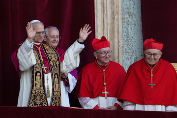 Kardinal Puljić objasnio zašto je stajao pored novog pape na balkonu