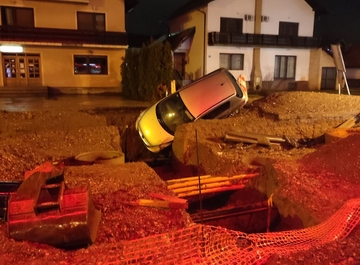 Nesvakidašnja nezgoda na bh. putevima: Automobilom upao u rupu na gradilištu (FOTO)
