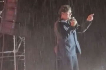 Snažno nevrijeme prekinulo koncert Zdravka Čolića u Tesliću (VIDEO)