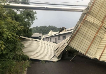 Kostajnicu pogodilo JAKO NEVRIJEME: Vjetar podizao krovove i rušio stabla