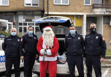 “DA SVAKO DIJETE SRPSKE BUDE NASMIJANO” Policajci na Dan Republike obradovali najmlađe