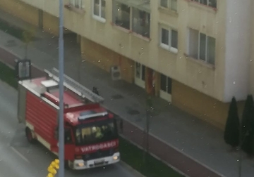 Na mjestu vatrogasci i Hitna pomoć: Požar u stanu, ima povrijeđenih