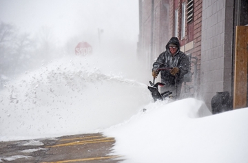Snijeg paralisao Vašington, 500.000 ljudi bez struje