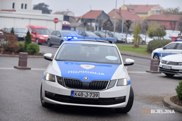 POSTAVIO TREPTAČE NA "BMW" Policija u Kozarskoj Dubici oduzela automobil bahatom vozaču