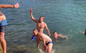 Draško Stanivuković zaplivao za Časni krst u ledenom Vrbasu /VIDEO/