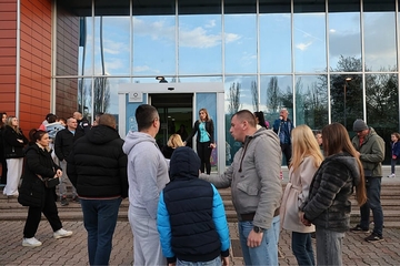 Roditelji se okupili ispred Olimpijskog bazena Otoka nakon jučerašnjeg incidenta, direktor ih pozvao na razgovor