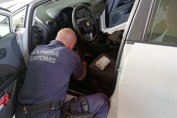 OTKRILI KOMORU U AUTOBUSU: Carinici na prelazu Gradina zaplijenili 53 kilograma marihuane