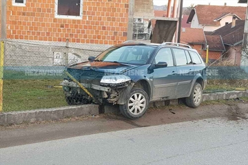 Probio ogradu, izašao iz auta i pobjegao