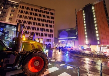 Drama na protestu poljoprivrednika u Briselu, upotrijebljeni vodeni topovi (VIDEO)
