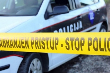 Teška nesreća kod Konjica, automobil podletio pod kamion