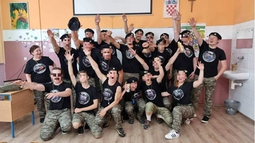 Nacistički pozdrav maturanata u Hrvatskoj, sa njima i profesorica