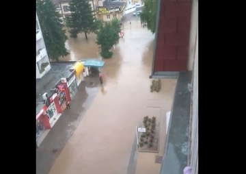 Jako nevrijeme stiglo i u BiH: Ulice u Modriči poplavljene, GRAĐANI U STRAHU