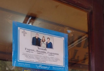 MUK U ALEKSINCU Smrtovnica ubijene porodice okačena na vratima njihove mjenjačnice, zastave na pola koplja, iz kafića se ne čuje ni muzika