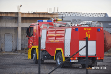 UZROK JOŠ NEPOZNAT U požaru u auto-salonu pričinjena velika materijalna šteta