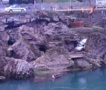 Automobil sletio sa ceste na Vrućici u Banjaluci, vozač poginuo