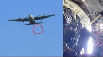 Drama u vazduhu:Vojnik, padobranac visio u vazduhu zakačen za avion /VIDEO/