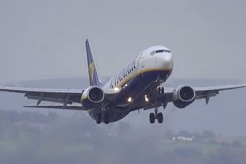 Dramatičan pokušaj slijetanja aviona Ryanaira (VIDEO)