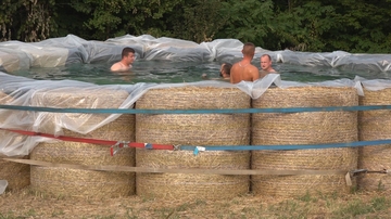 Mladići iz Bijeljine napravili bazen od sijena: Otkrili koliko ih je sve koštalo (VIDEO)