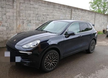 Uhapšen nadriljekar iz Lukavca: Oduzet mu Porsche koji je kupio eurima ukradenim od dvoje Crnogoraca