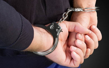 Policija uhapsila muškarca, on im sa lisicama na rukama pobjegao