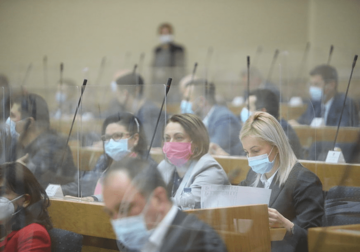 PRIMAJU IMOVINSKE KARTONE, ALI NE SMIJU DA IH ČITAJU Vezane ruke Komisiji za utvrđivanje sukoba interesa