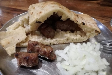 Skuplje pite i ćevapi na Baščaršiji u Sarajevu: Vlasnici nerado mijenjali cjenovnike