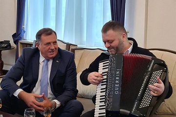 Dodik doveo harmonikaša u zgradu Predsjedništva BiH
