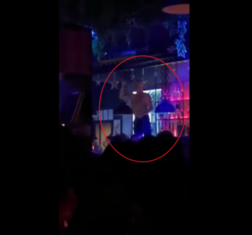 HIT IZ MOSTARA/VIDEO/ -ZDRAVKO MAMIĆ se skinuo , popeo na šank i pjeva „ĐURĐEVDAN“