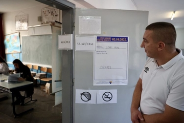 IZBORI U BIH Birači čekali,policija budila predsjednika Biračkog odbora