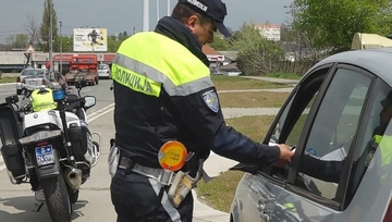 NAPRAVIO SVE MOGUĆE PREKRŠAJE: Prošao na crveno, vozio drogiran - beogradska policija odmah reagovala