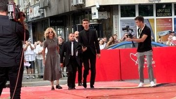 Slavna Meg Rajan prošetala crvenim tepihom SFF-a, bit će joj dodijeljeno Počasno Srce Sarajeva