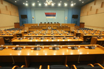 Poslanici NS RS danas o kriminalizaciji klevete, najavljen i protest