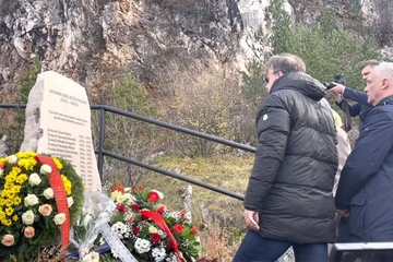 Otkrivena spomen-ploča Srbima ubijenim u Kazanima