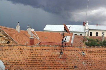 Olujni vjetar bio nemilosrdan u Bihaću: Letjeli crijepovi s krovova