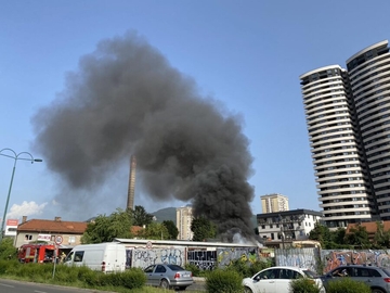 Drama u Sarajevu: Izbio veliki požar, gori buvlja pijaca