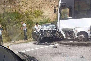Teška nesreća kod Ilijaša: U sudaru minibusa i automobila poginuli žena i muškarac