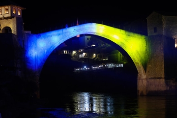 Zastava Ukrajine na Starom mostu u Mostaru