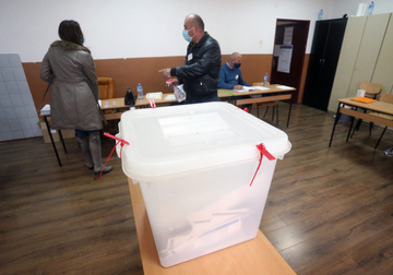 Najveće gužve u sjevernoj Kosovskoj Mitrovici: Glasanje na Kosovu i Metohiji protiče bez incidenata