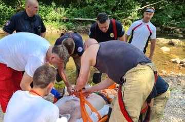 DRAMA U SARAJEVU Hitna pomoć spasila mladića koji je sa mosta visokog 30 metara skočio u Miljacku
