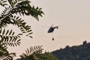Požar kod Trebinja ne jenjava: Aktiviralo se minsko polje, u pomoć stigao i helikopeter
