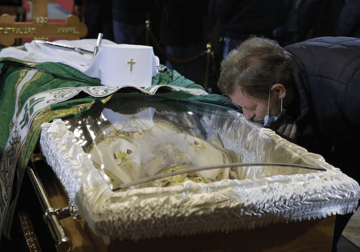 MOLITVA CIJELOG DANA I NOĆI Kovčeg s tijelom patrijarha Irineja prenijet u Hram Svetog Save