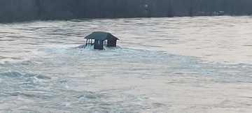 Poplavljena i najpoznatija kućica na Drini