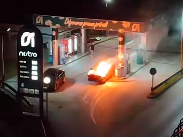 Dva automobila se sudarila na benzinskoj pumpi pa buknuo požar (VIDEO)